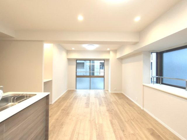 【LDK約16.2帖】　2面採光の明るいリビングは角部屋だからこその仕様です。明るいお部屋での生活は、ご家族をあたたかく包んでくれる優しいものなりそうです。　