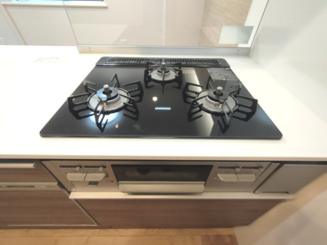 【3口コンロ】　3口コンロ、グリル付きでお料理のレパートリーも増えそうです。