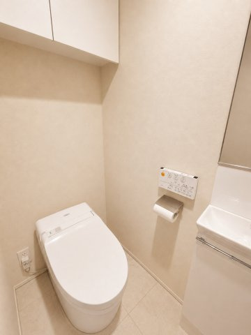 【弊社特典有】個別収納と手洗い場がついているトイレスペースになります。