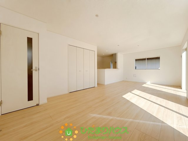 家族みんなが自然と集まりたくなるような、居心地の良いリビングですね！
