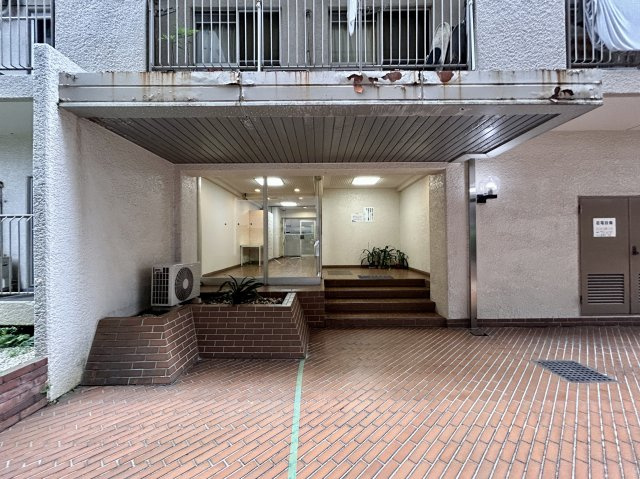 【エントランス】マンションのエントランスは、その物件の印象を決める、顔とも言える場所です。毎日通る場所ですからきれいなのが良いです。エントランス内はオートロックですので暮らしの安全も確保されています。
