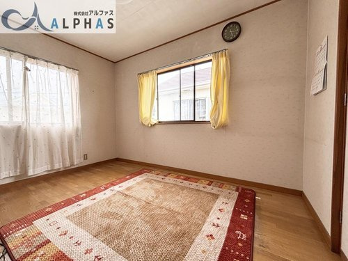 ■南側洋室にはたっぷりの採光が入り、お部屋の雰囲気を明るくしてくれます♪