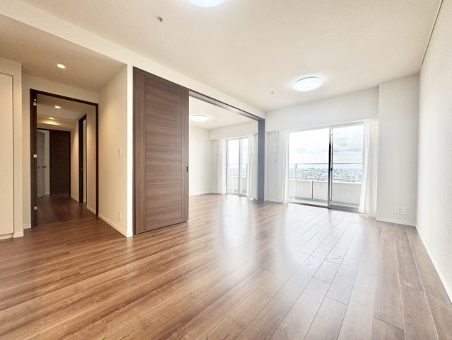 引き戸を開放すれば、LDKと洋室をつなげて約22.4帖の広々空間としてお使いいただけます。
