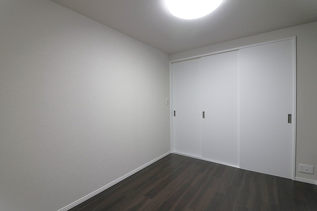 【洋室3：約5帖】リビングと続き間のお部屋です♪