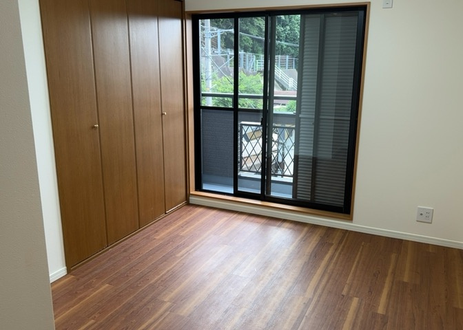 寝室でゆっくりと過ごすためにはベッド周りの適度な空間を担保することや窓の位置、照明の明るさ、寝室の広さなどを考える必要があります。自身や家族の構成とライフスタイルに併せて寝室にする部屋を選びましょう！