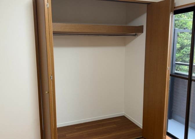 デザイン性を重視しすぎて収納が少なかった！なんてことにならないため、事前に現地で収納の数を確認しておくことをお勧めします。クローゼット以外にも床下収納や屋根裏収納、パントリーなどもチェックしましょう。
