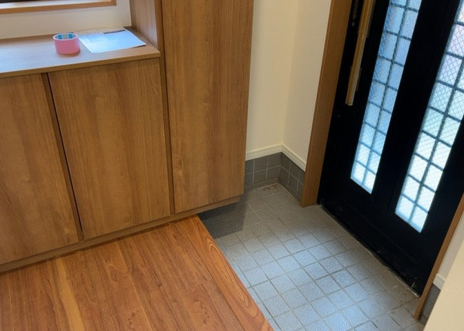 玄関は家の顔でもあり、家族以外の目にも止まる場所です。玄関は外との間を仕切る扉、靴などをしまっておく収納スペース、靴脱ぎのたたきスペース、来客とのやり取りをするドアホンなど複数のアイテムからなります。