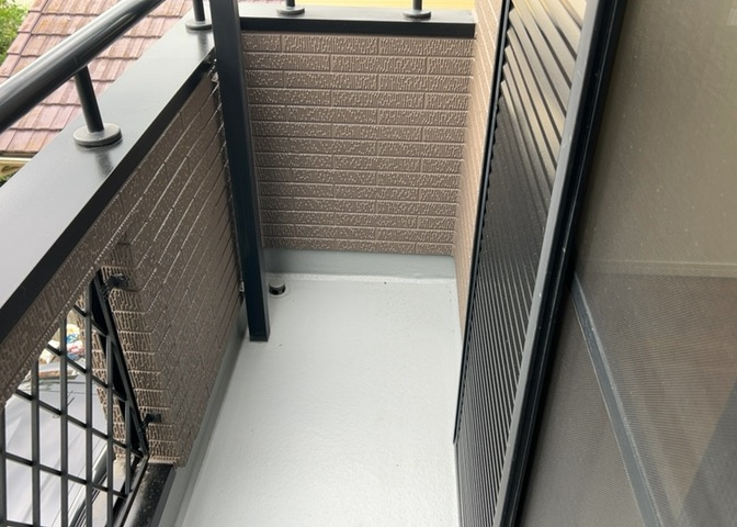バルコニーは、室外の専用スペースのうち、「屋根がなく開放された空間」であるものを指します。ベランダより広いタイプのものが多く、日当たりもよいため家庭菜園などを楽しみたい人にとって適した環境となります。