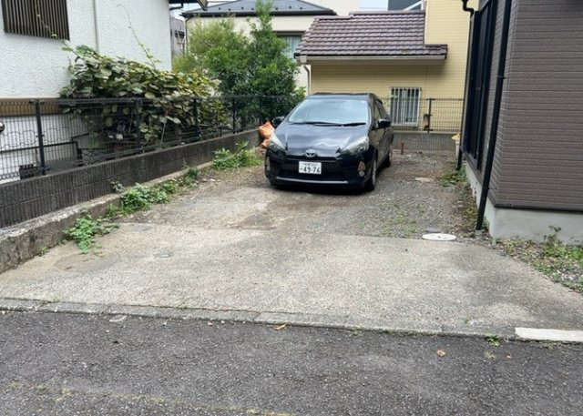 駐車場と明記されていても、最小スペースでつくられた駐車場だと大型車は駐車できなかったり、出入りしにくくなったりする可能性があります。お車のサイズと購入したい物件の駐車場のサイズを現地で確認しましょう。