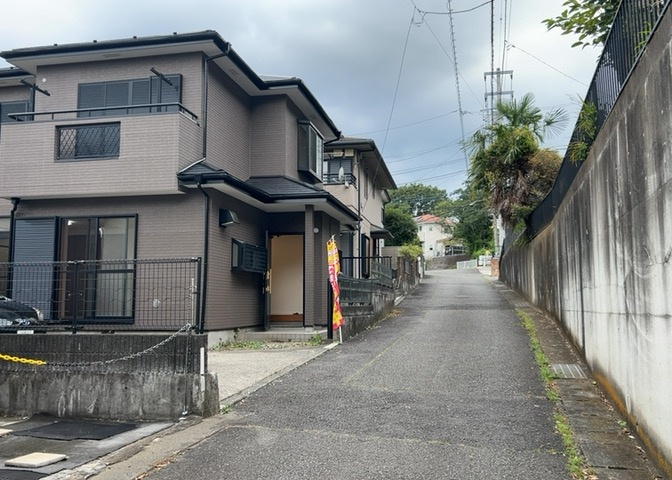 住宅用の土地では前面道路に2m以上接していなければならないと法律で定められています。しかし、お持ちの車のサイズやライフスタイルなどにより、2mでは利便が悪い場合もございますので、事前に確認しましょう。