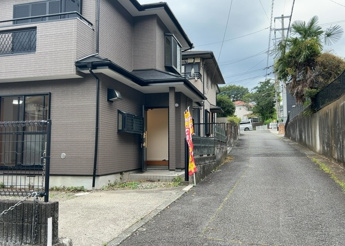 お持ちの車種によっては前面道路が広い方が便利でしょう。しかし、前面道路が広ければその分交通量が多くなるため、騒音などが気になる場合があります。実際に現地を見学し、周辺交通量や騒音などを確認しましょう！