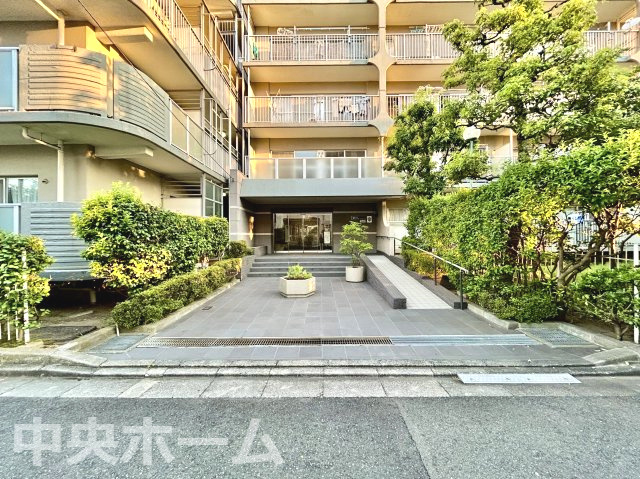 【エントランス】マンションのエントランスは、その物件の印象を決める、顔とも言える場所です。毎日通る場所ですからきれいなのが一番です。