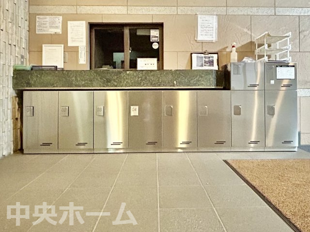 【宅配ボックス】在宅時・不在時に関わらず、居住者の代わりに非対面で宅配物を受け取ってくれる便利な設備です。わかりやすくご説明致しますので見学時にはお部屋だけではなく共用部分もぜひチェックしてください。