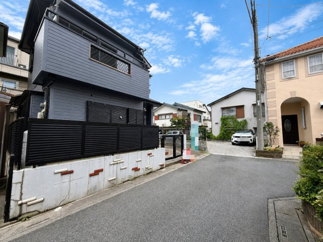 南道路に面し陽当り良好！全室6帖以上・全居室に収納がある4LDK！1階に水回りの集中した家事ラク動線です！
