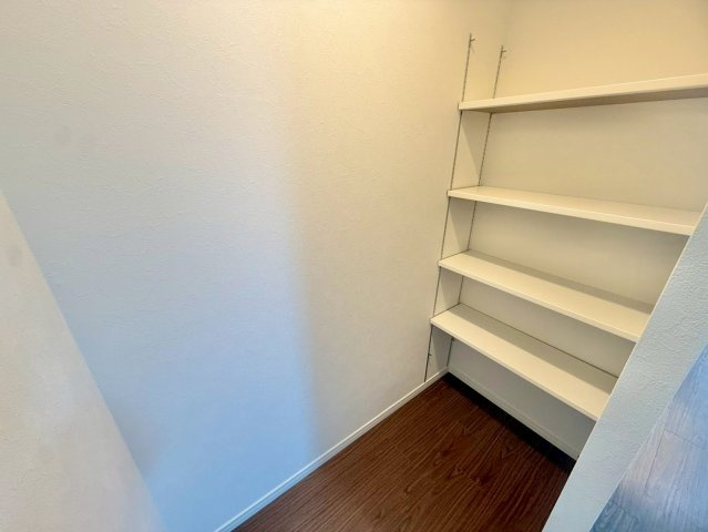 1階リビング横に収納スペースがございます。
