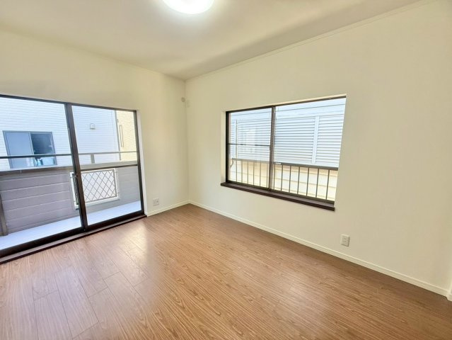 2階の約6帖の洋室です。バルコニー繋がっております。