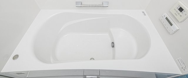 【システムバス】足を伸ばしてゆったりと湯船に浸かれる広々バスルーム。ご家族一緒に、一日の終わりの癒しのひと時を！※カラーはお選びいただけます。（プラン例で採用される設備）