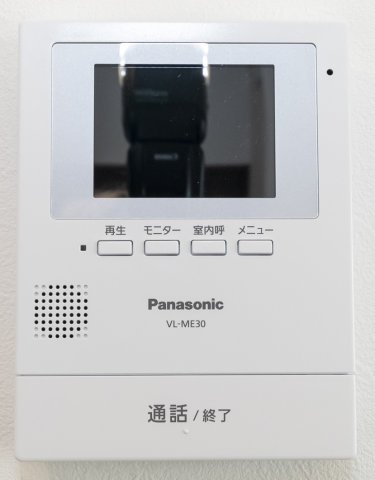 【カラーモニターホン】非対面での対応が可能なTVモニター付インターホン。訪問者を確認してから会話することができ、快適な暮らしを守ってくれます！（プラン例で採用される設備）
