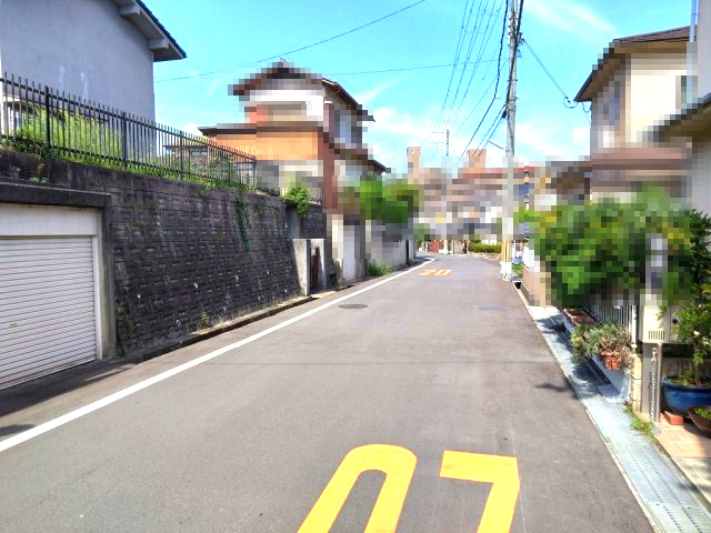 前面道路は北東側公道幅員約6ｍあり！お車の出し入れ、すれ違いもスムーズに行えそうですね。