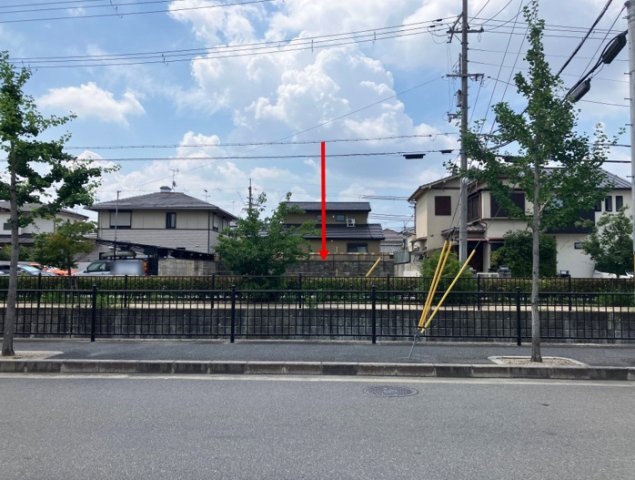 北側、6ｍ道路　+　河川　+　12ｍ道路につき解放感あります。