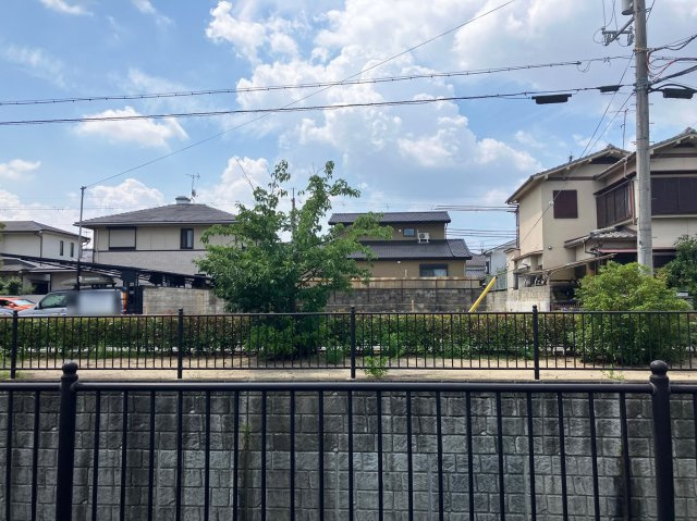北側、6ｍ道路　+　河川　+　12ｍ道路につき解放感あります。