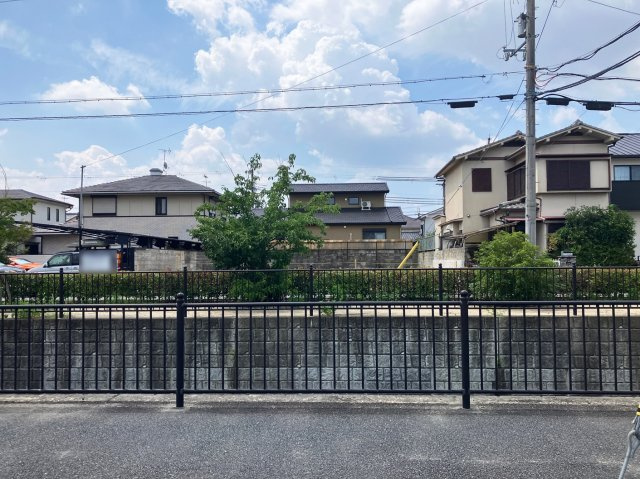 北側、6ｍ道路　+　河川　+　12ｍ道路につき解放感あります。