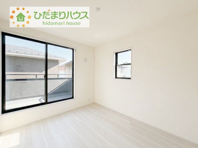 バルコニーに面した明るい洋室☆彡