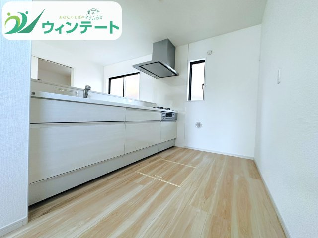 開放的な対面キッチンは、リビングにいる家族との距離を近づけてくれます。毎日の家事が楽しくなる空間です。