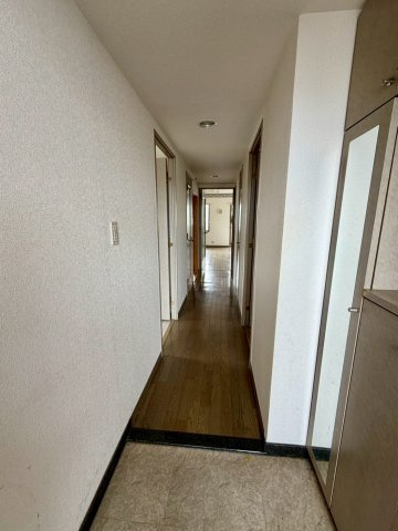玄関から各お部屋へと続く廊下です。