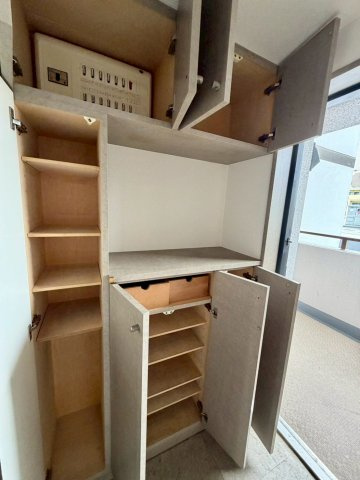 仕切りがたくさんあって、整頓しやすいシューズボックス。