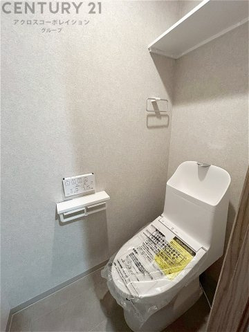 温水洗浄便座付トイレは温水洗浄機能により、暖かい水でおしりを洗浄することができ、冷たい水を使う従来の便座に比べ、温水洗浄機能で暖かいトイレを提供し、快適な使用を可能にします。　