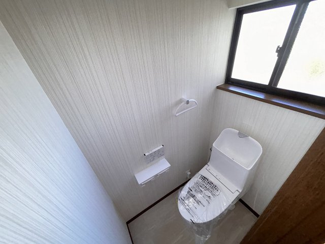 2階トイレです。　温水洗浄便座を新たに設置しました。