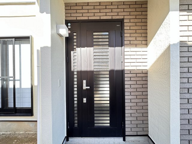 玄関ポーチ灯交換済みです。　ダブルロックキーの鍵も交換済みです。