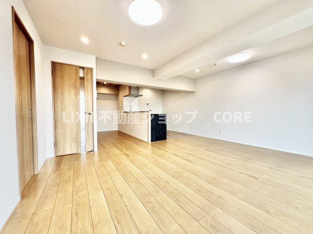広々したリビングは家族だんらんの時間が自然と増えそうなこだわりの空間です。
