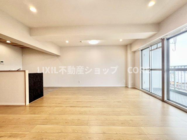 窓からの日差しがリビングの隅々までしっかりと届きます。