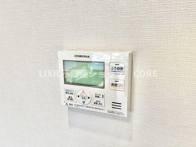 お風呂はボタンひとつで一定量の湯を浴槽に張ったり、保温や追い焚きをすることができる便利な機能付