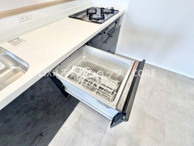 食器洗乾燥機付きで家族の食器もピカピカ。忙しい奥様には欠かせないアイテムのひとつ！！