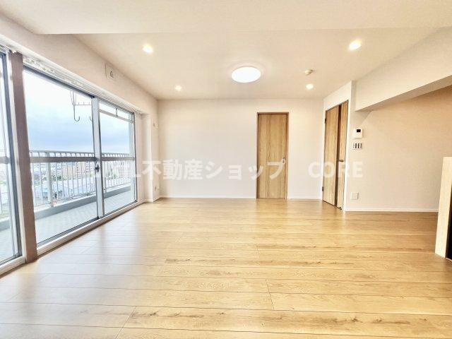 ＬＤＫのメインとなる大きな窓。大きめの開口部から暖かい日差しが長い時間射し込みます。