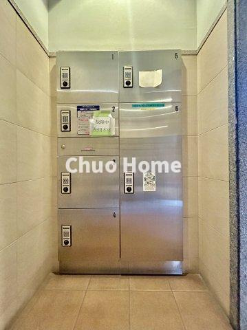 【宅配ボックス】在宅時・不在時に関わらず、居住者の代わりに非対面で宅配物を受け取ってくれる便利な設備です。わかりやすくご説明致しますので見学時にはお部屋だけではなく共用部分もぜひチェックしてください。