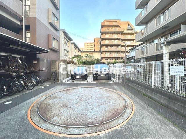 【敷地内駐車場】最新の空き状況や費用などの詳細は担当スタッフまでお問い合わせください。