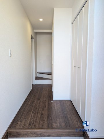 【玄関ホール（2号棟）】　建具をホワイトにするこで、明るい印象となりました♪