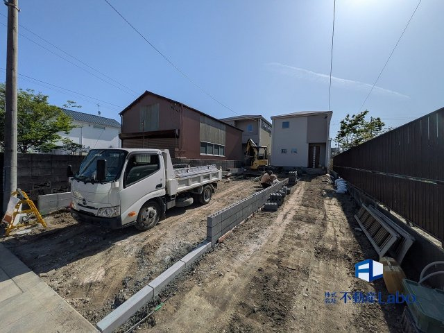 ●駐車スペース●　2台以上駐車可能♪　縦列駐車は懸念されやすいですが、その分建物が道路から遠く前面道路を通る車の騒音や振動の無いメリットがたくさんございます♪