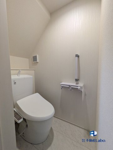 【トイレ（2号棟）】　1階、2階それぞれに温水洗浄便座となっております♪