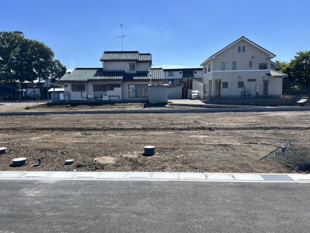 久喜市西（全28区画）21号地　現地写真　生活に必要な施設が揃っていて、暮らしやすい分譲地周りです。新しい生活をスタートするのに最適な物件です。