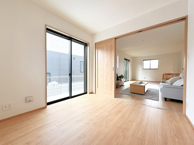 1階4.5帖/個室にもリビングの続き間にも使える自由度の高い洋室。