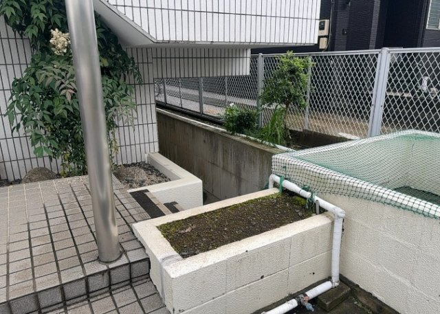 物件によっては、入居者が個人的に使用できる専用庭がついているものもあります。また、住宅の中にある土間の部分を庭と呼ぶこともあります。庭の用途は住む人によって変わり、それによってデザインもさまざまです。