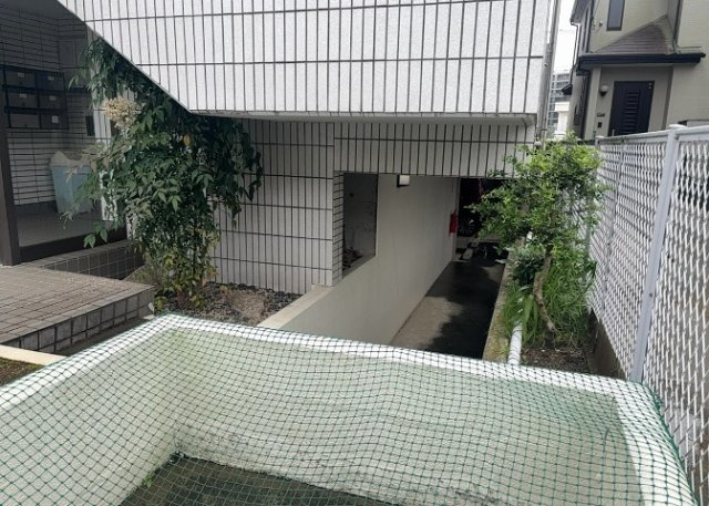 中庭（パティオ）とは、一つの建築物の内部に設けられた、壁などで囲われている庭のことを指します。コの字型、ロの字型が主流ですが、L字型の中庭もあります。最近では、インテリア性の高さからも人気があります。