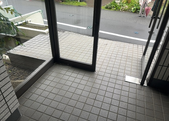 ラウンジは、マンションの共用スペースに椅子やテーブルなどを配置した利用者が寛げる空間です。屋内型ラウンジと屋外型ラウンジがあります。共用部分の管理状況と合わせて、詳細については現地でご確認ください。