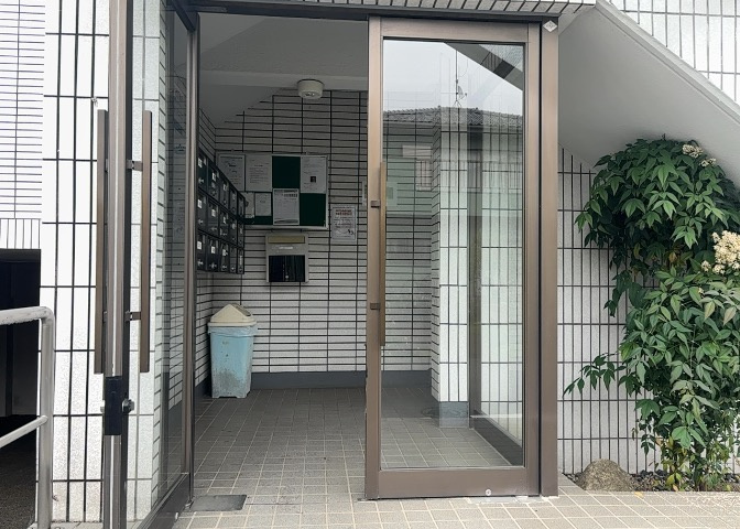 受付はマンションコンシェルジュがいる場合もあれば、管理人が滞在する小部屋を総称して呼ぶことがあります。主にエントランスに設置されていることから、防犯面でも期待ができます。防犯設備がない場合はより安心！