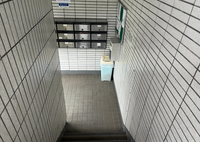 ロビーというと、エントランスと何がちがうの？と思いますよね。実はロビーとエントランスには明確な決まりはありません。物件によっては、エントランスを入って広がるある程度の広さのある空間がロビーとなります。